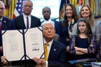 미국 “가까운 시일 반도체 관세 확대”