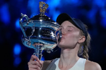 리바키나, 세계 1위 사발렌카 꺾고 호주오픈 테니스 첫 우승