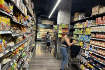 연말 소비대목에도…美 지난해 12월 소매판매 예상 밖 정체 [1일1트]