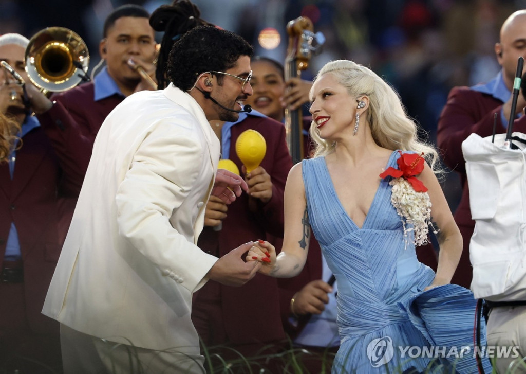 하프타임 공연을 펼치는 배드 버니(왼쪽)와 레이디 가가 [로이터=연합]