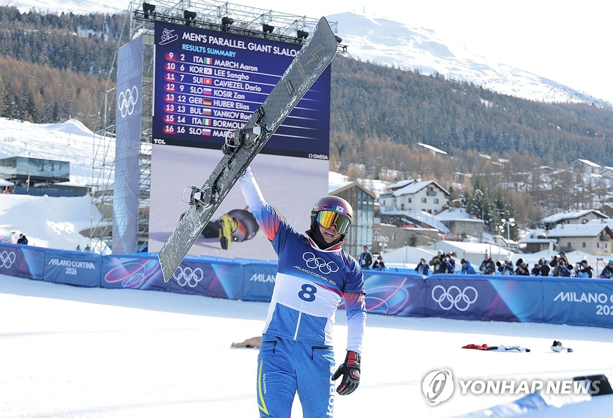8일(현지시간) 이탈리아 리비뇨 스노파크에서 열린 2026 밀라노-코르티나담페초 동계올림픽 스노보드 남자 평행 대회전 결승에 출전한 김상겸이 은메달을 확정 지은 뒤 기뻐하고 있다. (리비뇨=연합)