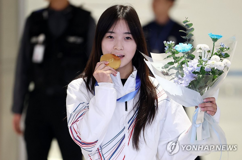 2026 밀라노·코르티나 동계올림픽 스노보드 여자 하프파이프에서 금메달을 획득한 최가온이 16일 인천국제공항 2터미널을 통해 귀국하며 포즈를 취하고 있다.(연합)