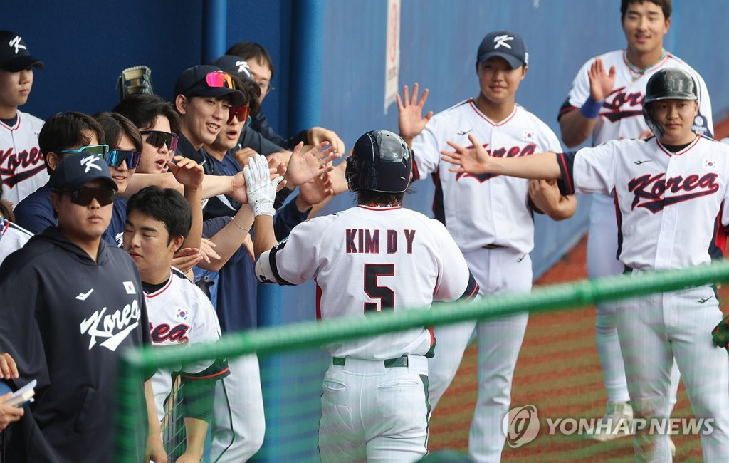 26일 일본 오키나와현 가데나의 가데나 구장에서 열린 2026 월드베이스볼클래식(WBC) 대한민국 야구대표팀과 삼성 라이온즈 연습경기. 5회말 1사 대표팀 3번타자 김도영이 안현민에 이어 홈런을 날린 뒤 동료들과 하이파이브를 하고 있다. 가데나(일본 오키나와현)/연합