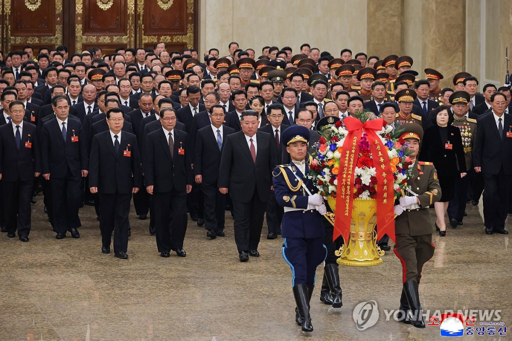  북한 조선중앙통신은 9차 당대회를 마무리한 김정은 북한 국무위원장이 이번 당대회를 통해 새로 선출된 당중앙 지도기관 성원들과 26일 금수산태양궁전을 찾았다고 27일 보도했다.(평양 조선중앙통신=연합)