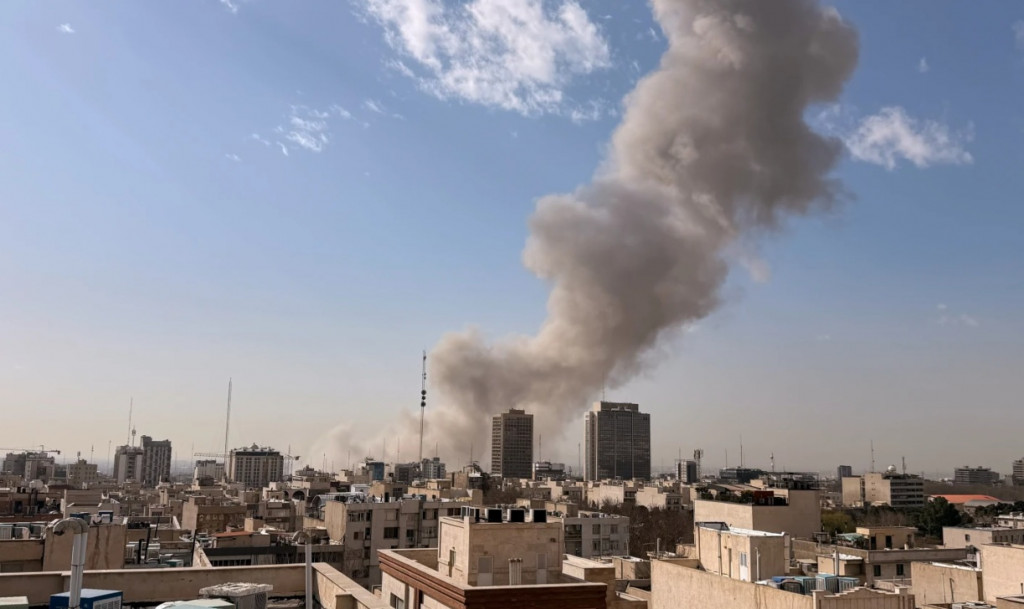 폭격 당한 이란의 수도 테헤란에서 검은 연기가 피어오르고 있다.[AP=연합]