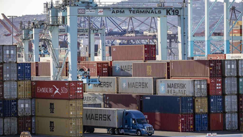 로스앤젤레스 무역항에 쌓여 있는 콘테이너들[port of LA]