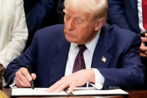 트럼프, ‘상호관세 종료’ 행정명령…대법원 판결 이행