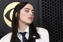 “도둑맞은 땅에선 그 누구도 불법 아냐”…그래미서 외치다 역풍 맞은 아일리시