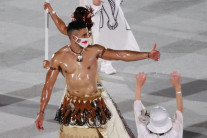 “‘통가 근육맨’, 또 웃통 벗을까요?” 갑자기 전세계 이목 끄는 ‘이 남자’ 이유가