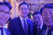 “넷이서 갤럭시로 찰칵” 밀라노서 포착된 이재용 회장 ‘찐웃음’[2026 동계올림픽]