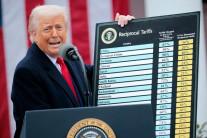 트럼프 “글로벌 관세, 10%에서 15%로 인상…즉시 효력”