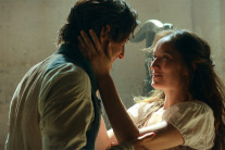 미친 사랑·처절한 복수…고전을 찢고 나온 ‘실사’의 향연 [연휴엔 이 영화]