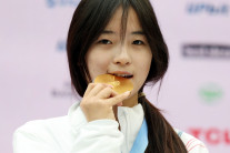 “할머니 밥, 친구들 파자마 파티” 들것 거부하고 金 따낸 17세 챔피언의 소원은 소박했다[2026 동계올림픽]