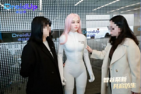 “체온까지 36.5도” 피부도 사람처럼 따뜻…성인 닮은 ‘초현실 로봇’ 소름