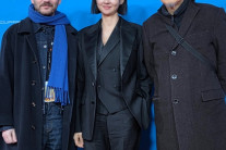 ‘혼외자 득남’ 1년…홍상수 감독, 베를린서 송선미와 여유로운 미소