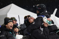 최가온 금메달 목에 건 아빠 “하늘을 날 것 같다”[2026 동계올림픽]