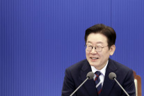 李대통령 “비서진 초인적 과로 미안…한국 전쟁터 같아 어쩔 수 없어”