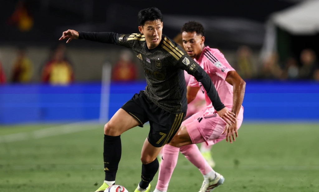 손흥민이 인터 마이애미 선수의 수비를 뚫고 볼 컨트롤을 하고 있다.[AP=연합]