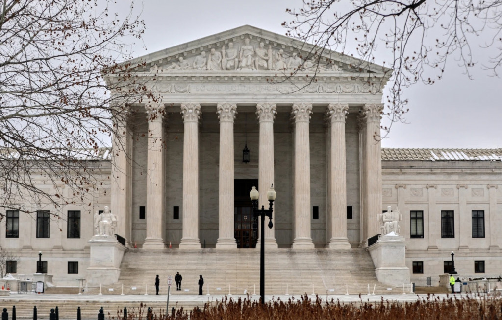 미 연방대법원 건물. 대법원은 20일(현지시간) 국제비상경제권한법(IEEPA)에 따른 트럼프 대통령의 상호관세 및 미국, 캐나다, 중국 등에 대한 '펜타닐 관세' 부과가 위법이라고 판결했다.[AP=연합]