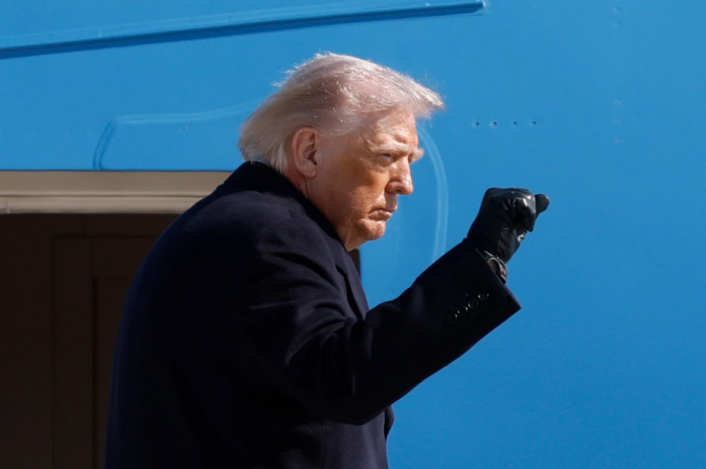 도널드 트럼프 미국 대통령이 27일(현지시간)  앤드류스 공군기지에서 전용기에 오르며 손짓을 보내고 있다.[AP=연합]