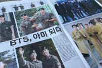 신문을 공연 굿즈로…경제지·일간지들, 호외·특별판 발행 [BTS 컴백 공연 D-Day]