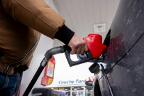 트럼프, 비축유 4억배럴 방출 검토…유가 급등에 ‘에너지 카드’ 만지작