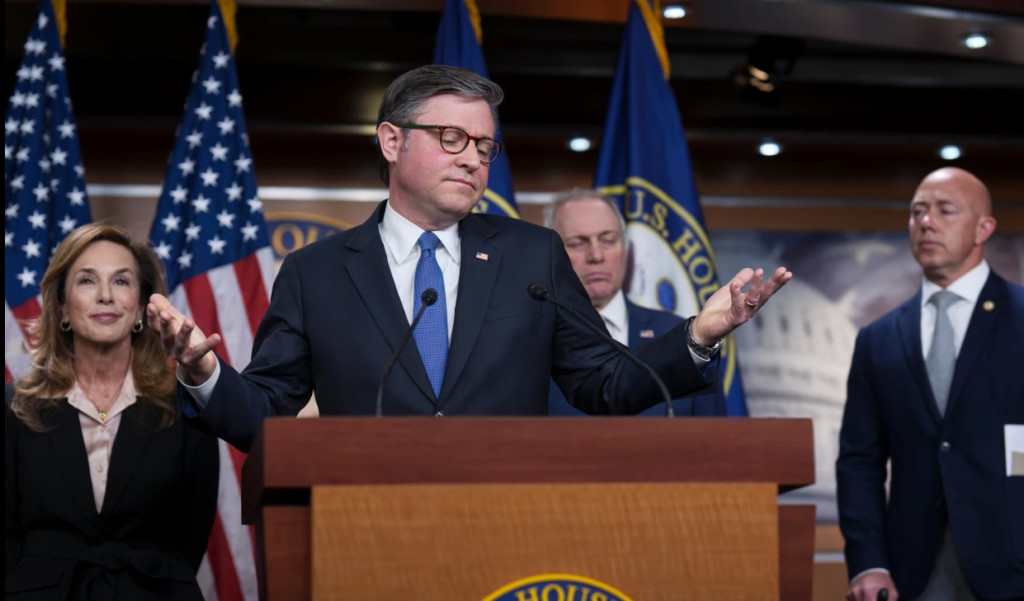 미 연방하원 마이크 존슨 의장(공화)이 4일 의사당에서 이란 공격에 대한 기자들의 질문에 어깨를 들썩이는 제스처를 하고 있다.[AP=연합]