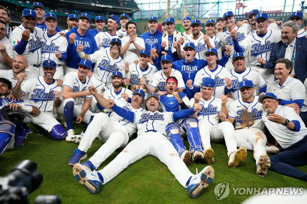 WBC사상 처음으로 4강에 진출한 이탈리아 대표팀 선수들이 한데 모여 기념촬영에 나서고 있다.[AP=연합]
