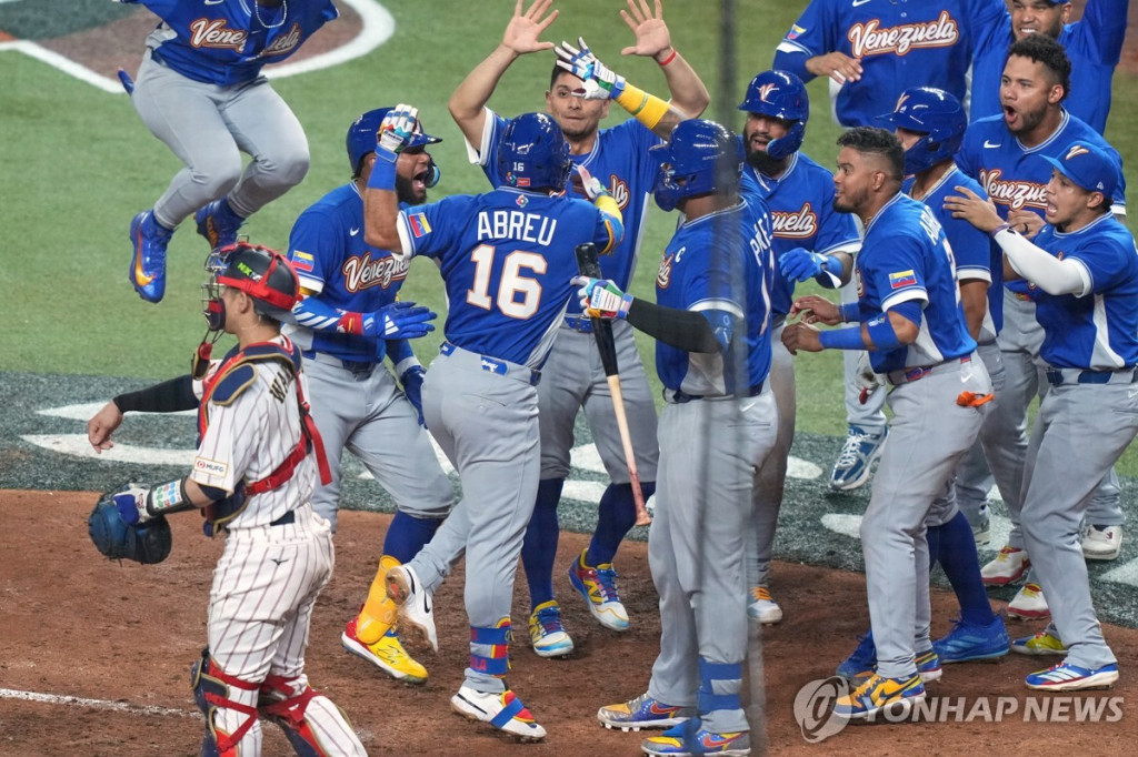 베네수엘라 선수들이 6회 무사 1, 3루에서 와일러 아브레우(보스턴)가 역전 3점홈런을 터뜨리자 홈플레이트로 몰려들어 기뻐하고 있다.[AP=연합]