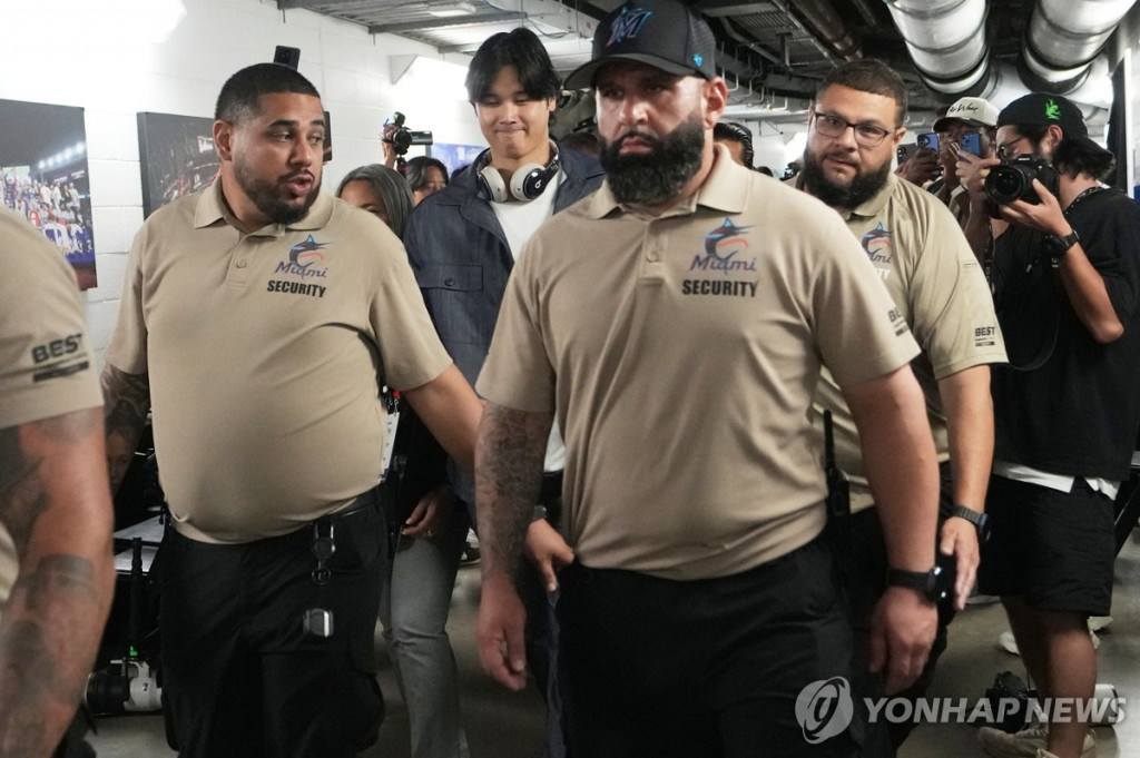쇼헤이 오타니가 14일(미국시간) 월드베이스볼 클래식 8강전에서 베네수엘라에 패한 뒤 경호인력들에 둘러싸여 경기장을 빠져나가고 있다.[AP=연합]