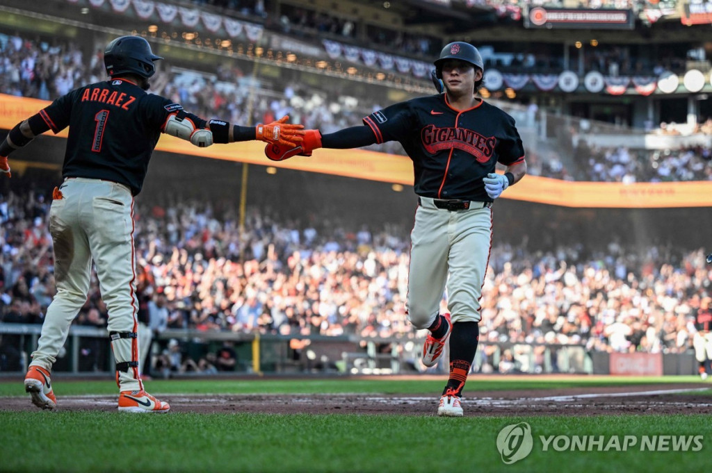 샌프란시스코 이정후(오른쪽) 가 28일(현지시간) 뉴욕 양키스와 치른 경기에서 2루타로 나간 뒤 후속 매트 채프만의 적시타 때 홈인하고 있다. [AFP=연합]