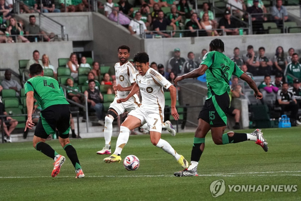 손흥민이 21일(미국시간) 오스틴FC와 치른 MLS 정규시즌 4차전에서 공을 다루고 있다.[Imagn Images=연합]