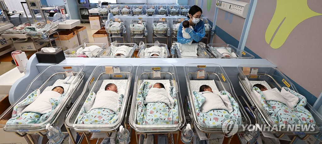 경기도 고양시 CHA의과학대학교 일산차병원 신생아실에서 간호사가 신생아를 돌보고 있다.(연합 자료)