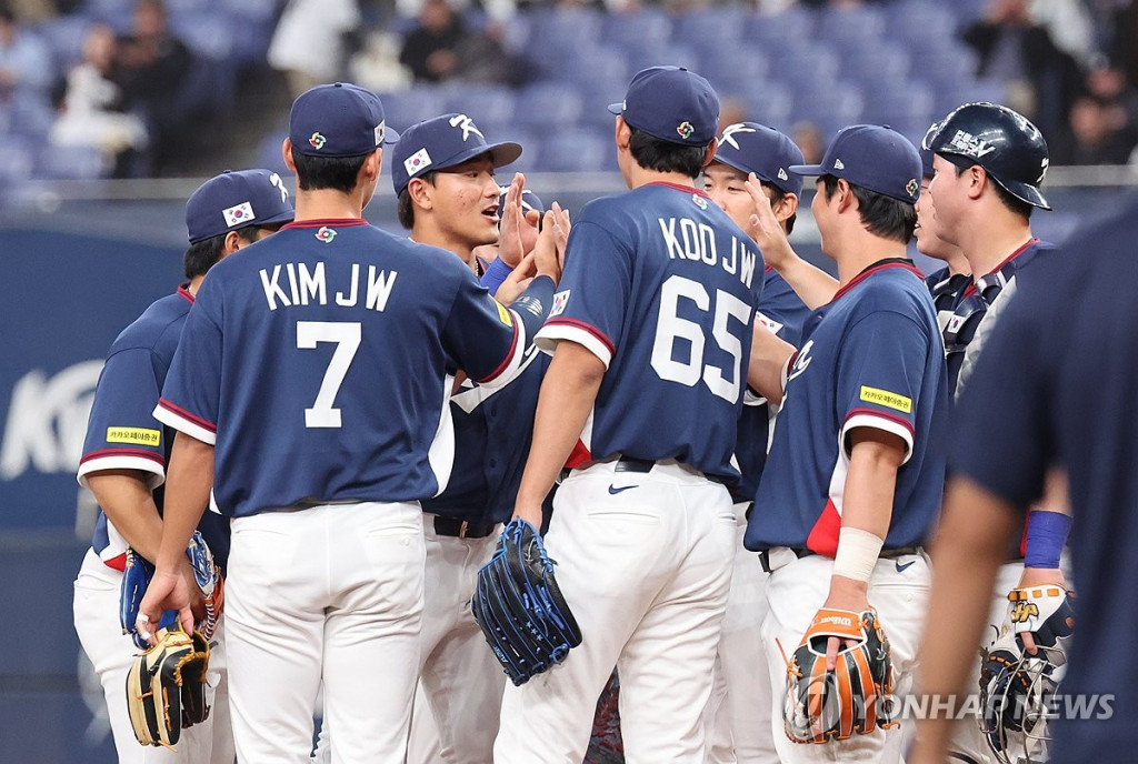3일 일본 오사카 교세라돔에서 열린 월드베이스볼클래식(WBC) 평가전 한국 대표팀과 일본 프로야구 오릭스 버펄로스와의 경기에서 8-5로 승리한 한국 선수들이 서로 격려하고 있다.(오사카=연합)