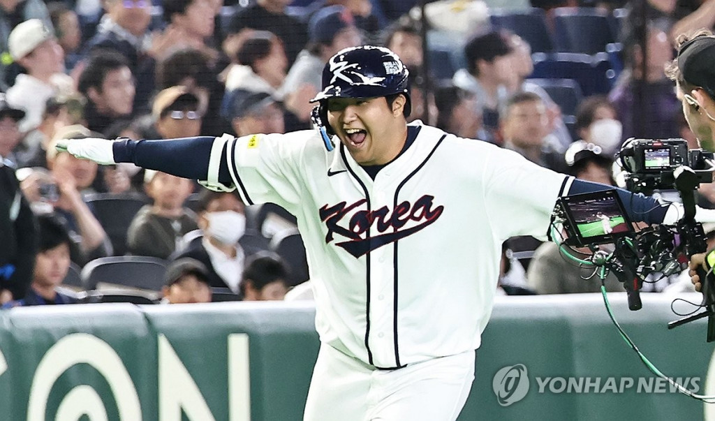 5일 일본 도쿄돔에서 열린 2026 WBC 조별리그 C조 1차전 대한민국과 체코의 경기. 1회말 1사 만루 문보경이 만루 홈런을 치고 그라운드를 돌고 있다. (도쿄=연합)