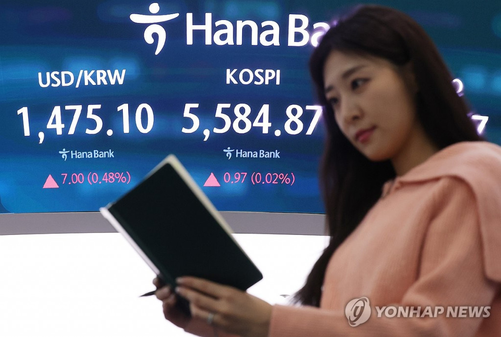 6일 서울 중구 하나은행 본점 딜링룸 현황판에 코스피가 표시돼 있다. 이날 코스피는 전장보다 0.97포인트(0.02%) 오른 5,584.87에, 코스닥지수는 전장보다 38.26포인트(3.43%) 오른 1,154.67에 거래를 마쳤다.(연합)