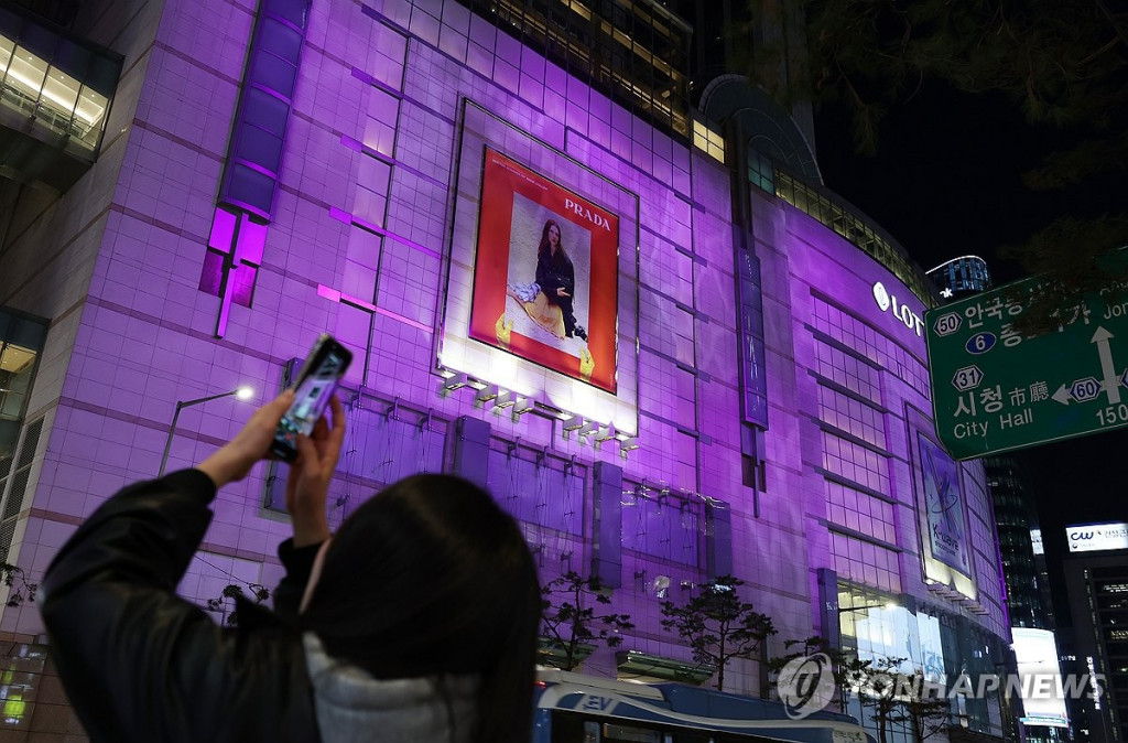 그룹 방탄소년단(BTS)의 광화문 공연을 이틀 앞둔 19일 서울 중구 롯데백화점 본점이 BTS 상징색인 보라색 조명으로 물들어 있다. [연합]