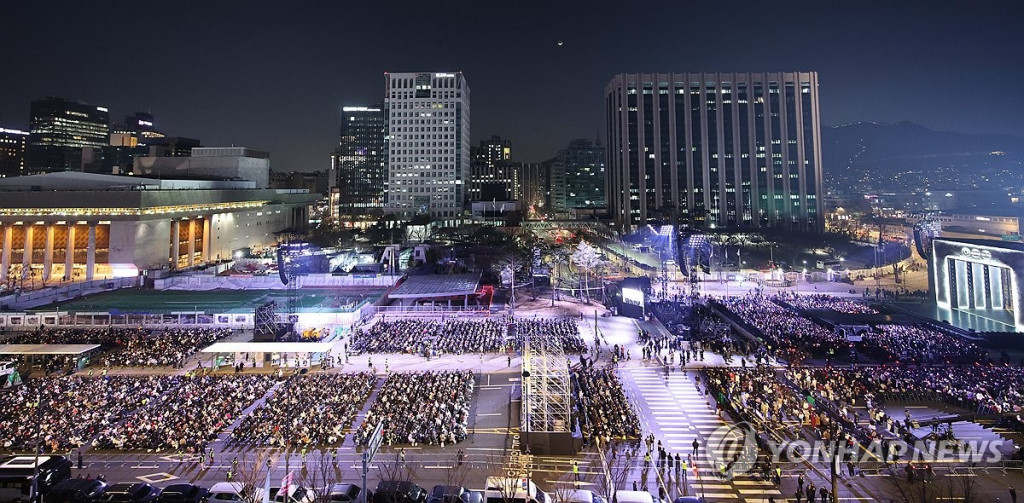 21일 서울 광화문 광장에서 그룹 방탄소년단(BTS)의 정규 5집 '아리랑'(ARIRANG) 발매를 기념해 열린 무료 공연 'BTS 컴백 라이브: 아리랑'(BTS THE COMEBACK LIVE｜ARIRANG)를 찾은 팬들이 공연 시작을 기다리고 있다.[사진공동취재단=연합]