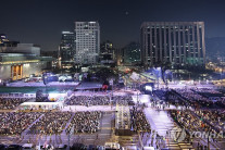 [BTS 컴백] 완전체 7인에 환호로 가득 찬 ‘보랏빛 광화문’