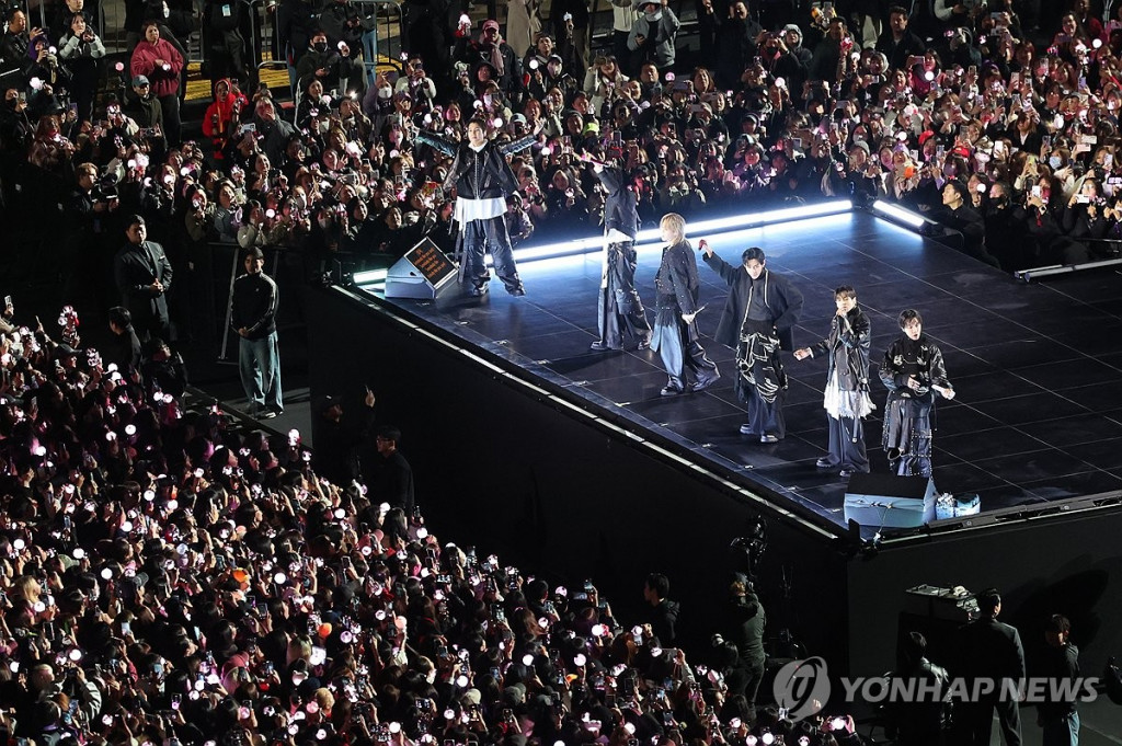 21일 서울 광화문 광장에서 그룹 방탄소년단(BTS)이 정규 5집 '아리랑'(ARIRANG) 발매를 기념해 무료 공연 'BTS 컴백 라이브: 아리랑'(BTS THE COMEBACK LIVE｜ARIRANG)을 열고 있다.  [사진공동취재단]]