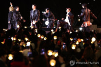 [BTS 컴백] 10만여 관객 ‘떼창’…외국팬, 춤추는 아기엄마 환호와 열광