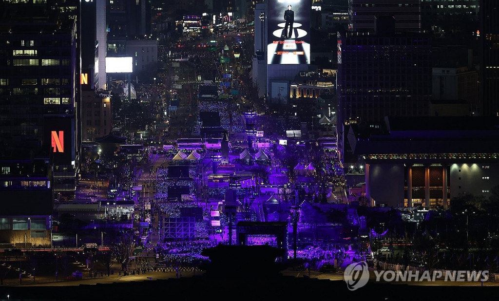 그룹 방탄소년단(BTS)이 21일 서울 광화문 광장에서 정규 5집 '아리랑'(ARIRANG) 발매를 기념해 무료 공연 'BTS 컴백 라이브: 아리랑'(BTS THE COMEBACK LIVE｜ARIRANG)이 열린 광화문 광장이 보라빛으로 가득 차 있다.(연합)