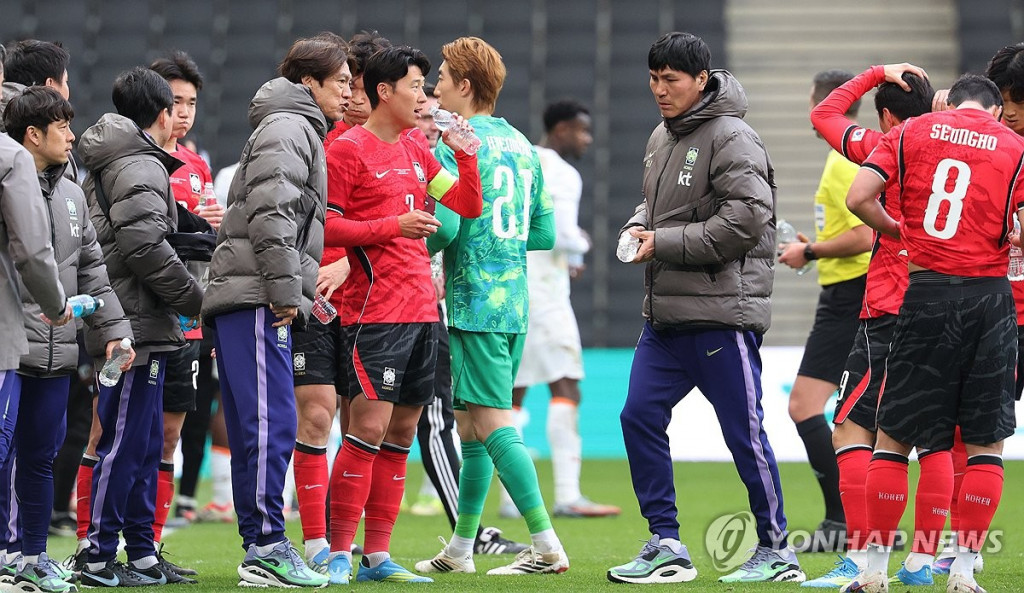한국축구국가대표팀 홍명보 감독이 28일(현지시간) 영국 밀턴킨스 스타디움 MK에서 열린 코트디부아르와 평가전에서 하이드레이션 브레이크 때 손흥민에게 작전지시를 하고 있다.밀턴킨스(영국)/연합