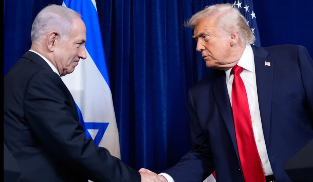 도널드 트럼프 미국 대통령이 지난해 12월 플로리다주 마러라고 리조트에서 기자회견에 앞서 이스라엘 벤야민 네타냐후 총리와 악수하고 있다.[AP=연합 자료]