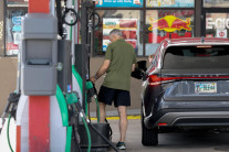 국제유가, G7 비축유 방출 가능성 반락…배럴당 80달러대로