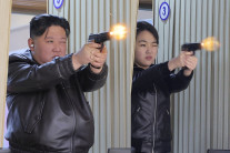 강한 부녀 모습 과시?…김정은, 김주애와 ‘권총 사격’ 공개