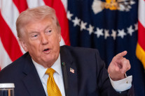 트럼프, 이달말 중국방문 “한달 정도 연기 요청했다”