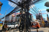 구글 평점 4.9…얽키고 설킨 전선 라오스 ‘거미줄 전봇대’ 관광명소 됐다