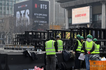불시검문에 안티드론 차량까지…경찰, BTS 콘서트에 철통방어 [세상&]