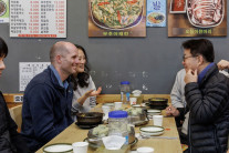 쿠팡 새벽배송 마친 로저스 대표, 여당 의원과 콩나물국밥…소통 행보